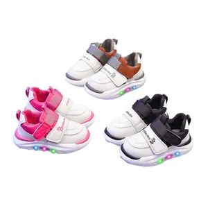 Scarpe LED luminose per bambini con velcro e suole morbide in vari colori vivaci