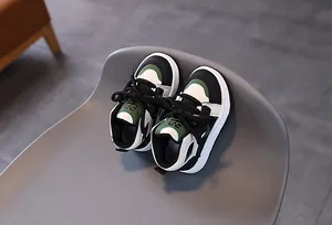 Detailansicht der Kinder High-Top Sneaker mit klassischem grün-schwarz-weißem Spleißen