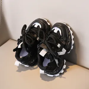 Schwarze Kinder-Sportschuhe aus Leder und Mesh mit dicker weißer rutschfester Sohle und Reflektoren