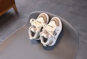 Detailansicht der Kinder-High-Top-Schuhe mit dicken Seilschnürsenkeln und der Nummer 32