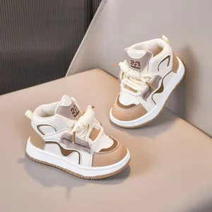 Λεπτομερής πλάγια όψη παιδικών sneakers με δερμάτινο patchwork και σόλες από καουτσούκ