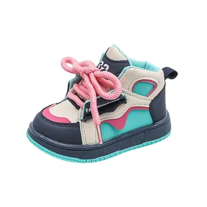 Kinder High-Top Sneaker im Color-Block-Design in Creme und Marineblau mit grüner Sohle