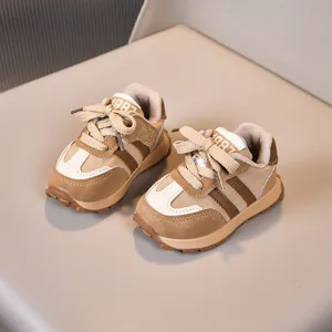 Atmungsaktive Kinder-Sneaker in Beige und Braun mit rutschfester Gummisohle für Kleinkinder