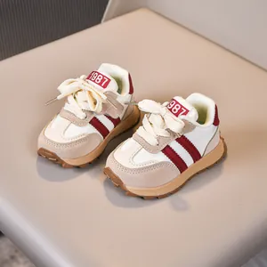 Retro Kinder Laufschuhe mit khakifarbenem Wildleder und roten Streifen für Jungen Mädchen