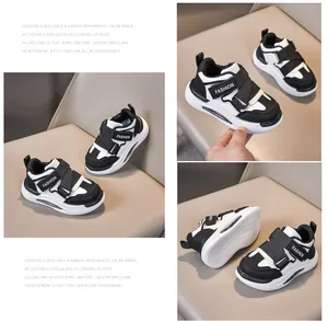 Dettagli di sneakers per bambini bianche e nere con chiusura a velcro e suola ammortizzata