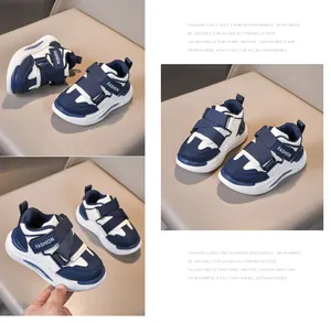 Dettaglio di sneakers in pelle per bambini con mesh traspirante, velcro e suola bianca