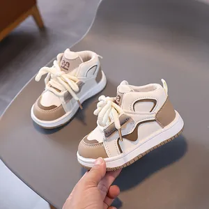 Kinder Sneaker im britischen Stil mit Farblock-Design in Creme und Braun und dicken Schnürsenkeln