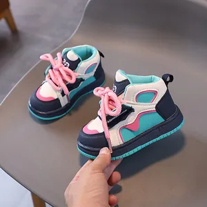 Kinder High-Top Sneaker im Farbmix mit rosa Schnürsenkeln und rutschfester Sohle