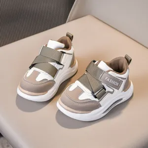 Dettaglio delle sneakers in pelle per bambini con doppia chiusura a strappo e patchwork