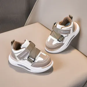 Dettaglio di scarpe sportive per bambini con doppia chiusura a strappo e inserti in pelle