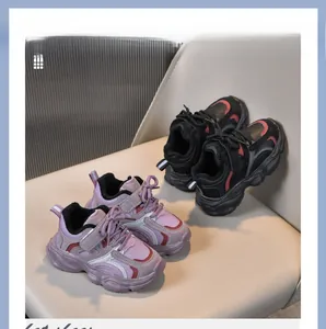 Détail de baskets d'hiver pour enfants avec doublure chaude et semelles antidérapantes