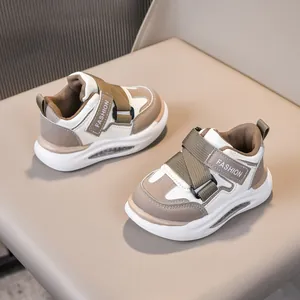 Dettaglio scarpa sportiva bimbo con chiusura a velcro e cuciture in pelle kaki