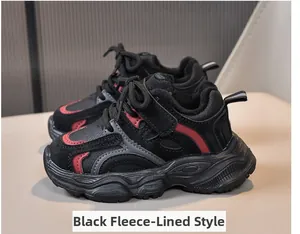 Détail de baskets d'hiver pour enfants avec doublure polaire noire épaisse pour la chaleur