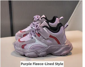 Détail de baskets violettes pour enfants avec doublure polaire chaude et velcro hiver