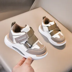 Dettaglio di scarpe da ginnastica per bambini con chiusura a strappo e tessuto mesh