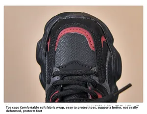 Détail de baskets pour enfants avec tissu en maille rouge et protection des orteils