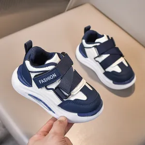 Dettaglio di sneaker in pelle per bambini con doppia chiusura a strappo blu e bianco
