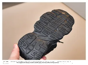 Détail de la semelle en caoutchouc durable avec taille 23 et texture antidérapante enfant