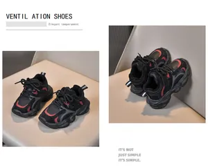 Détail de baskets pour enfants à semelle épaisse en noir, rouge et gris avec maille