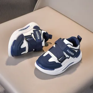 Dettaglio di sneaker per bambini blu navy con velcro e spessa suola bianca