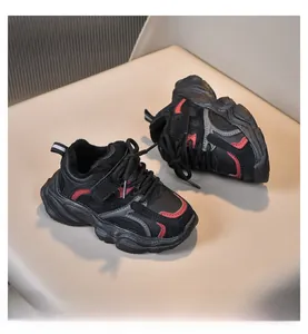 Gros plan de baskets pour enfants à semelle épaisse avec patchs tricolores et velcro