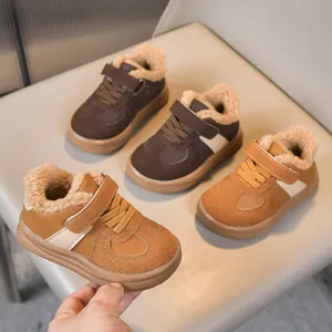 Dettaglio della calda fodera in lana e cinturino a strappo su scarpe invernali per bimbi