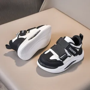 Dettaglio di sneaker per bambini con doppia chiusura a strappo e suola spessa ammortizzata