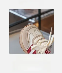 Makrodetail der Kinder-Retro-Sneaker mit beige Wildleder und roten Seitenstreifen