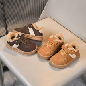 Dettaglio di scarpe invernali per bambini con fodera in lana d'agnello e velcro
