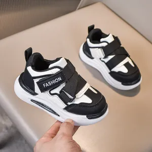 Dettaglio delle sneakers in pelle per bambini con etichetta fashion e velcro