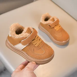 Dettaglio di scarpe invernali per bambini con fodera in calda lana e chiusura a strappo