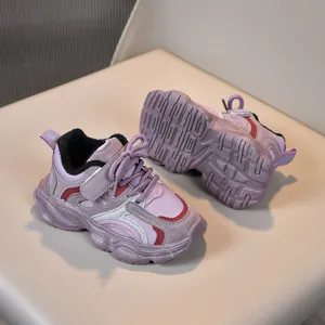 Détails des baskets violettes enfant avec doublure pelucheuse et bride velcro