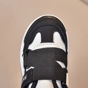 Dettaglio di sneaker per bambini con chiusura a velcro e punta rotonda protettiva