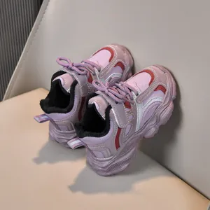 Détail de baskets enfant roses et mauves avec doublure polaire et semelles épaisses