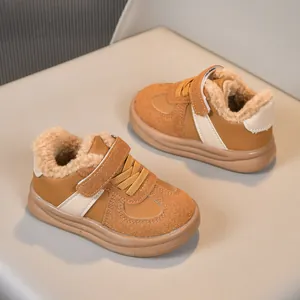 Dettaglio della fodera in lana d'agnello calda e della suola robusta su scarpe da bimbo