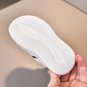 Dettaglio della suola antiscivolo con texture e marchio taglia 23 per scarpe bimbi