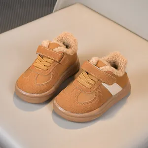Dettaglio delle sneakers marroni per bambini foderate in pile caldo sherpa