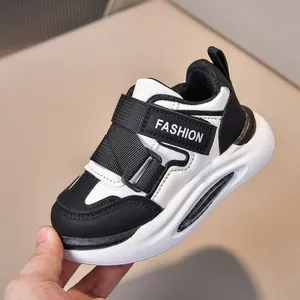 Dettaglio di sneaker in pelle per bambini con cinturino in velcro e suola spessa
