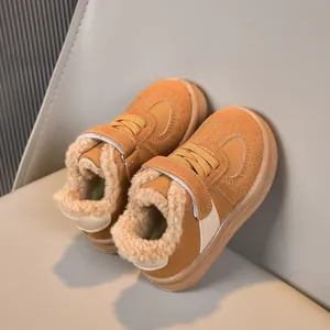Dettaglio di sneaker invernali per bambini con fodera in pile e pelle scamosciata