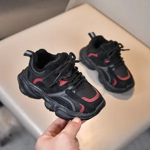 Gros plan sur baskets chaudes pour enfants avec bande velcro et semelle épaisse antidérapante