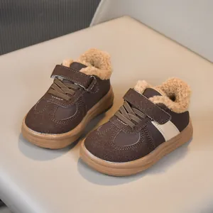 Dettaglio calda fodera in lana d'agnello e pelle marrone su sneaker invernali