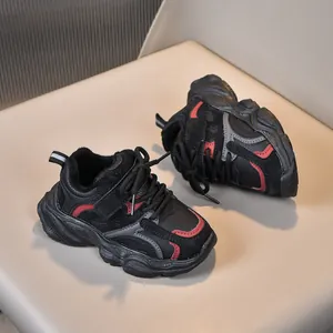 Vue détaillée de la doublure en polaire noire épaisse à l'intérieur des baskets d'hiver enfant