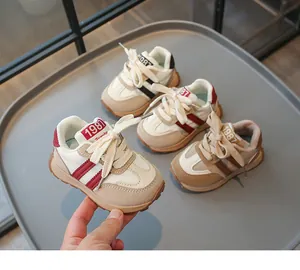 Detailansicht der Kleinkind-Sneaker mit Gummisohle und Nähten aus synthetischem Wildleder