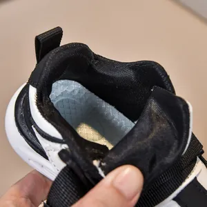 Dettaglio della fodera in mesh traspirante e del tallone imbottito sulla scarpa