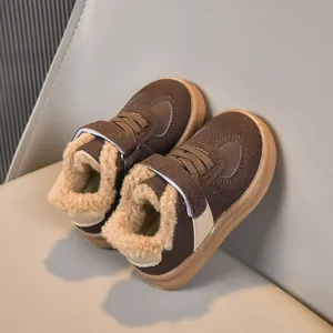 Dettaglio di sneaker invernale per bambini marrone con fodera in lana e chiusura velcro