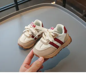 Detail von atmungsaktiven Kleinkind-Sneakern mit 1987er Logo und weinroten Streifen