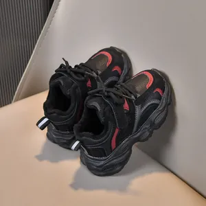 Détail de baskets d'hiver pour enfants montrant le mesh respirant et la texture du cuir