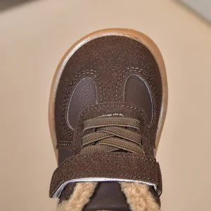 Dettaglio della fodera in finta pelle di pecora e pelle scamosciata su scarpe invernali