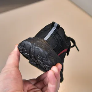 Détail de chaussures de sport enfant avec semelle antidérapante et bande de talon réfléchissante