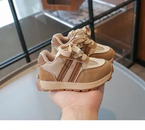 Detailansicht der Retro-Kinder-Sportschuhe aus atmungsaktivem Mesh und Kunstleder